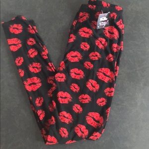 Cute Kiss Print Leggins. Size Small. NWT